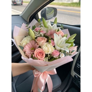 bouquet de roses roses et de Lys blanches