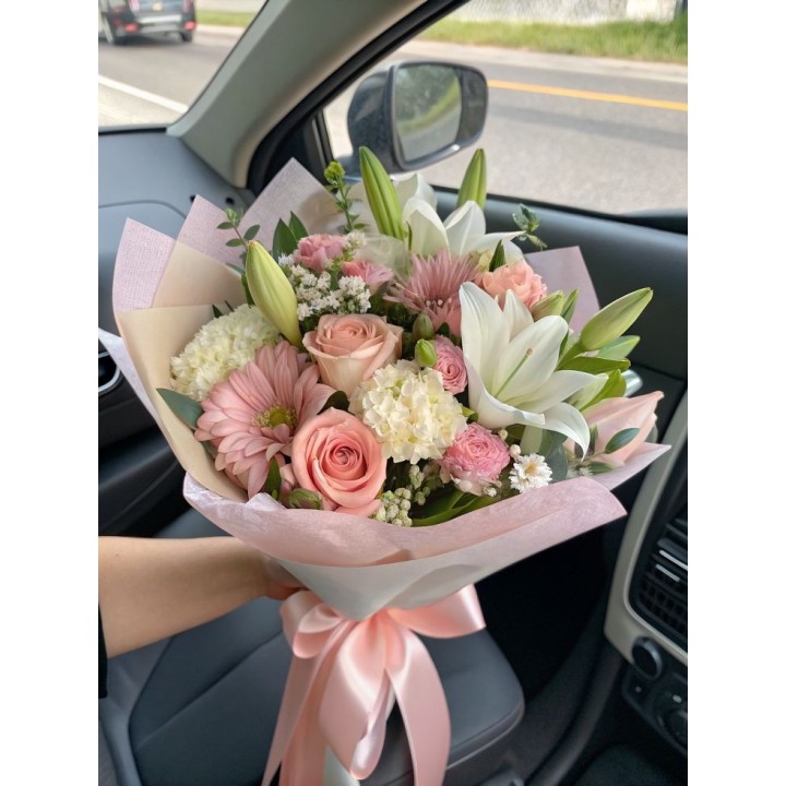 bouquet de roses roses et de Lys blanches